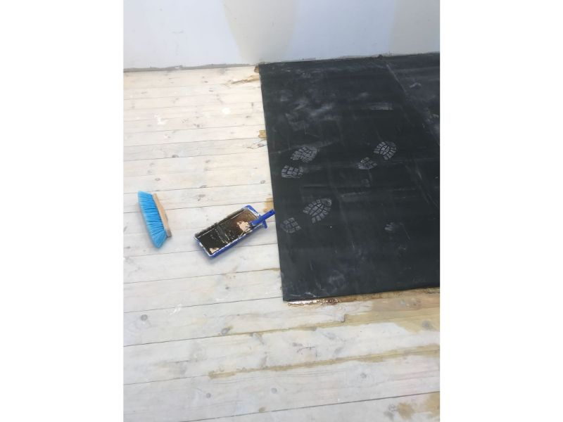 הדבקת בידוד אקוסטי לרצפת גלריה