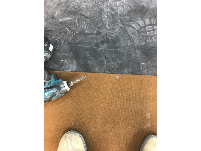 יישום בידוד אקוסטי לרצפת גלריה